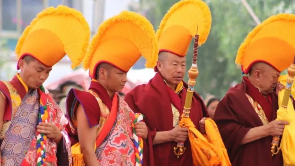 �� 4. Lama Hat (Yellow Hat / Red Hat)
�� Country: Tibet
High in the Himalayas, monastic hats signal sect, ceremony, and devotion — vivid echoes of Buddhist tradition.